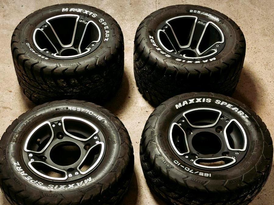 Weitere Motorräder 4xAeon Cobra 300 400 419 420 422 Alufelgen Komplett MAXXIS Reifen 2015 — вигляд ззаду