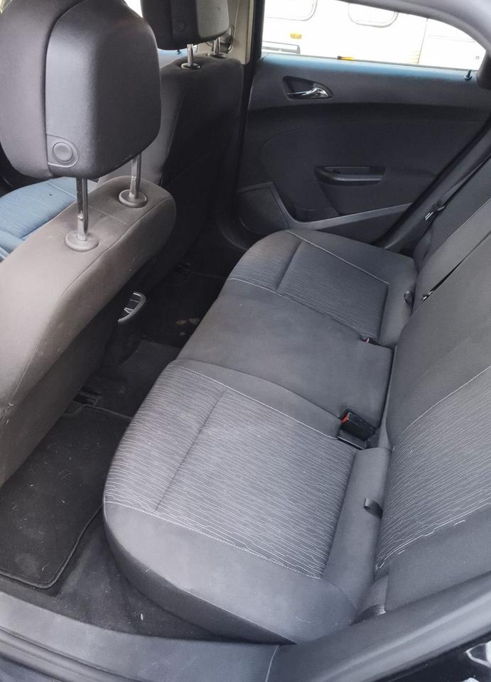 Opel Astra 2012 — photo 11