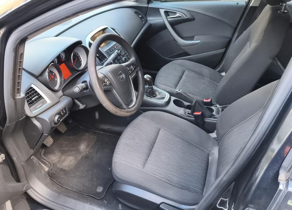 Opel Astra 2012 — photo 12