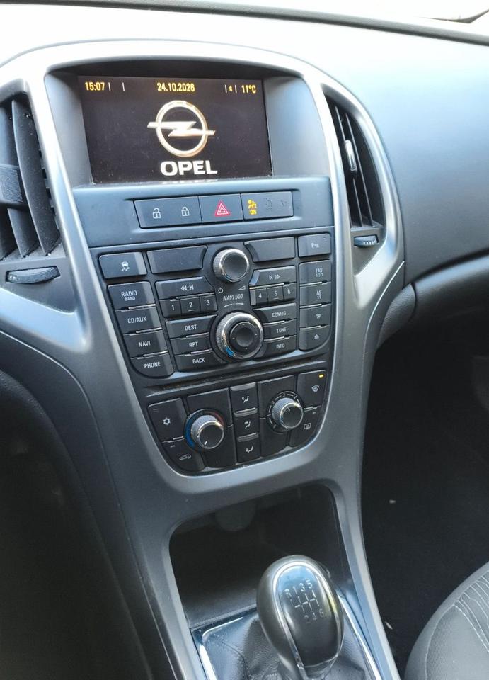 Opel Astra 2012 — photo 14