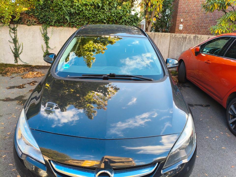 Opel Astra 2012 — interior