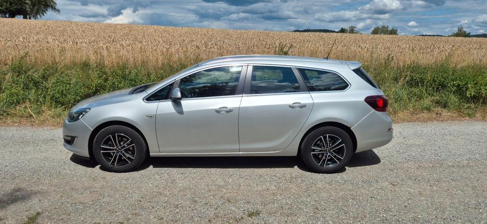 Opel Astra 2015 — вигляд ззаду