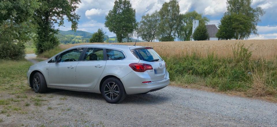Opel Astra 2015 — салон