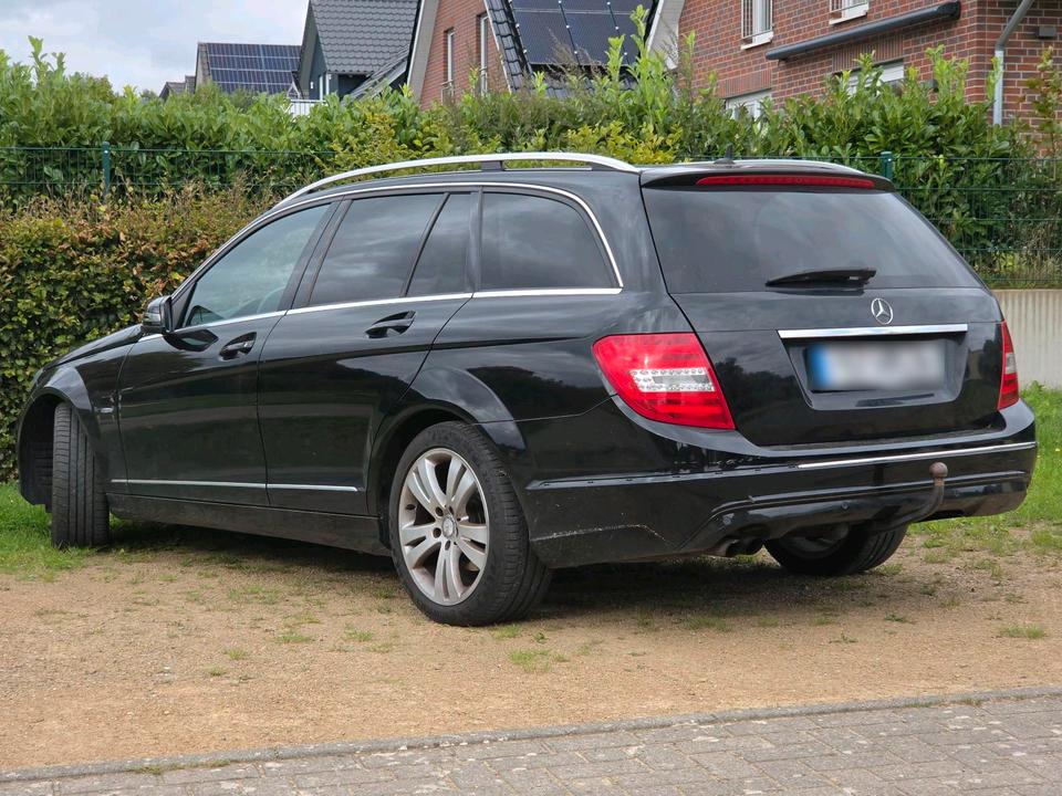 Mercedes Benz C 180 2011 — вигляд ззаду