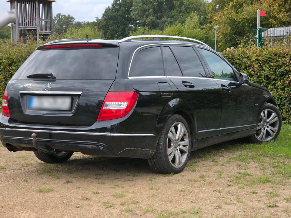 Mercedes Benz C 180 2011 — салон