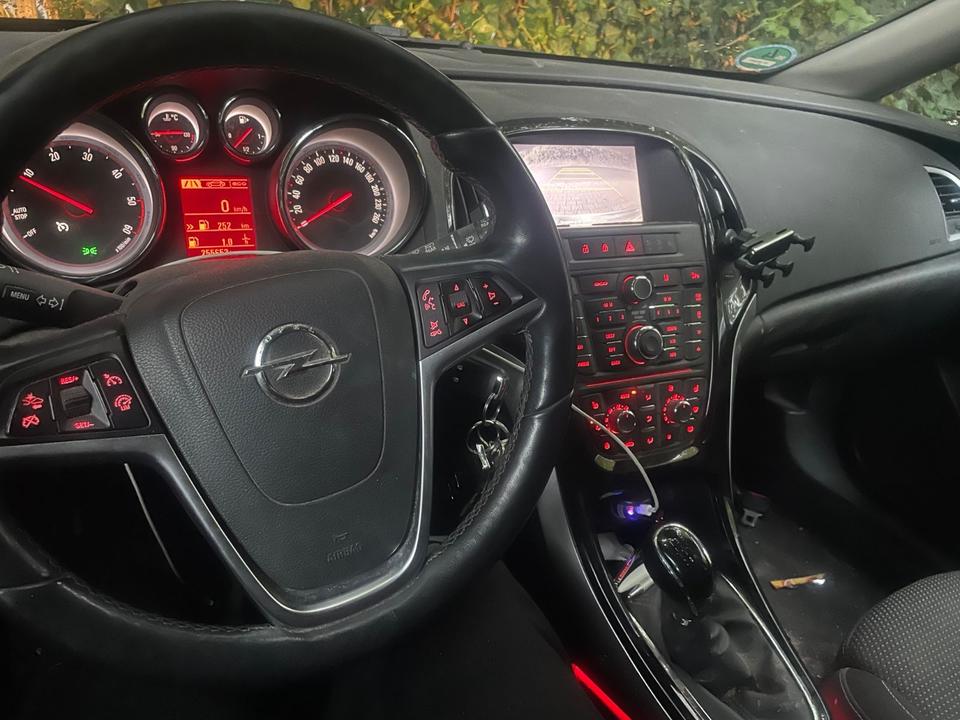Opel Astra 2014 — салон