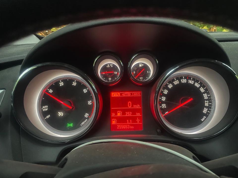 Opel Astra 2014 — двигун