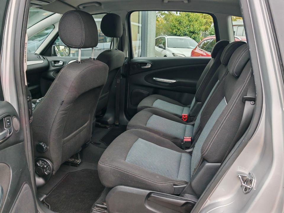 Ford S-Max 2013 — photo 21