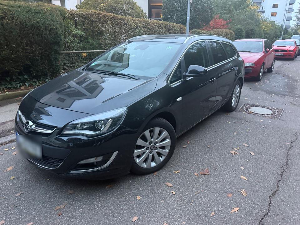 Opel Astra 2014 — вигляд ззаду