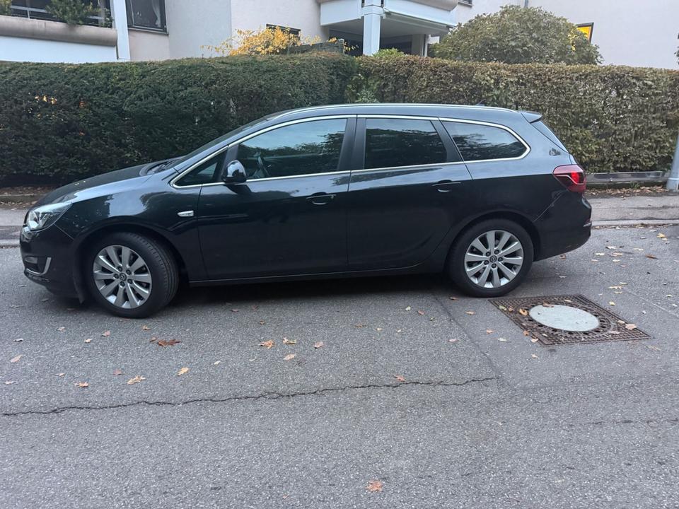 Opel Astra 2014 — салон