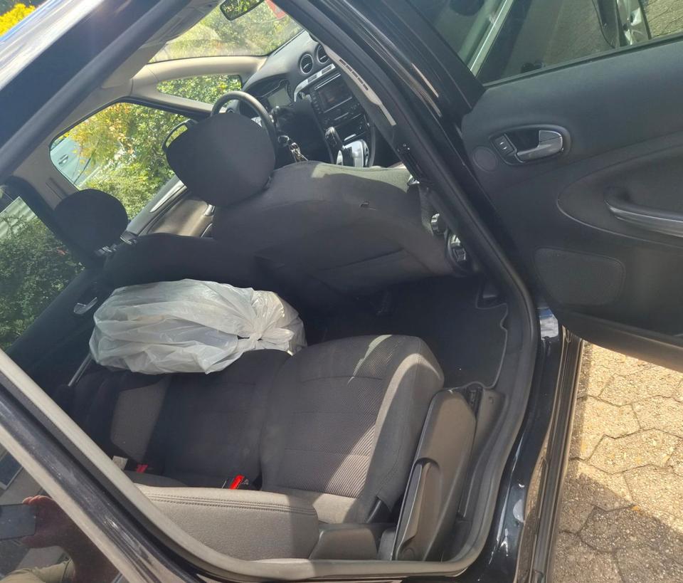 Ford S-Max 2011 — photo 12