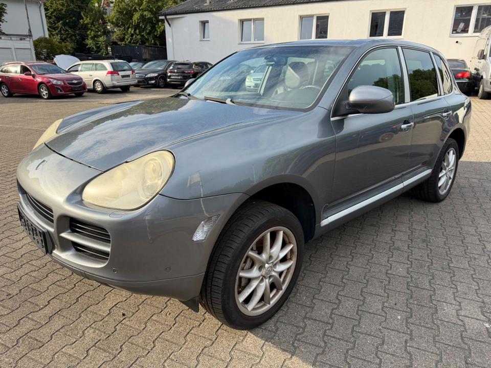Porsche Cayenne 2004 — rear view