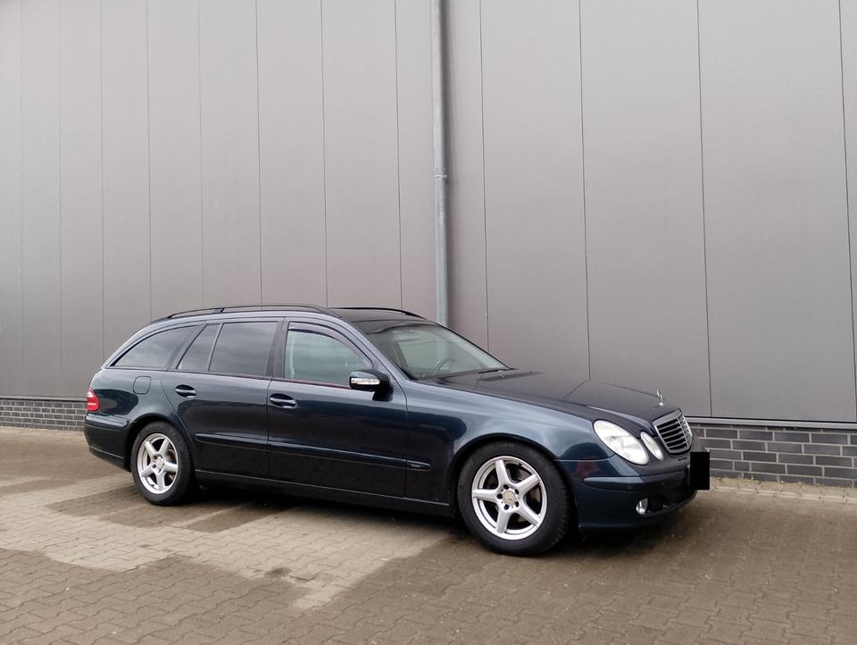 Mercedes Benz E 220 2004 — вигляд ззаду