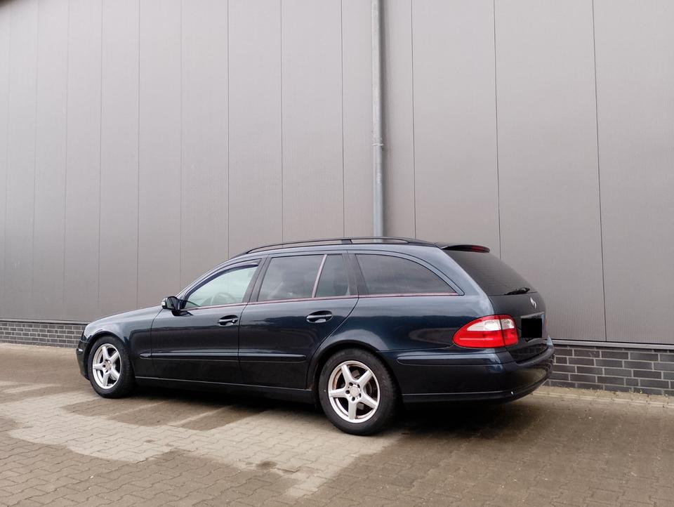 Mercedes Benz E 220 2004 — салон