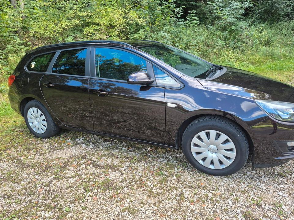 Opel Astra 2015 — rear view