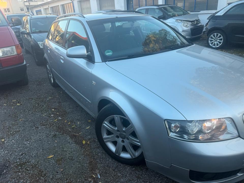 Audi A4 2004 — салон