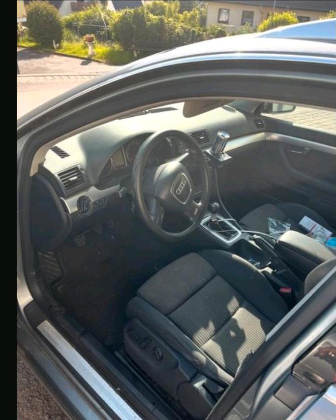 Audi A4 2005 — салон