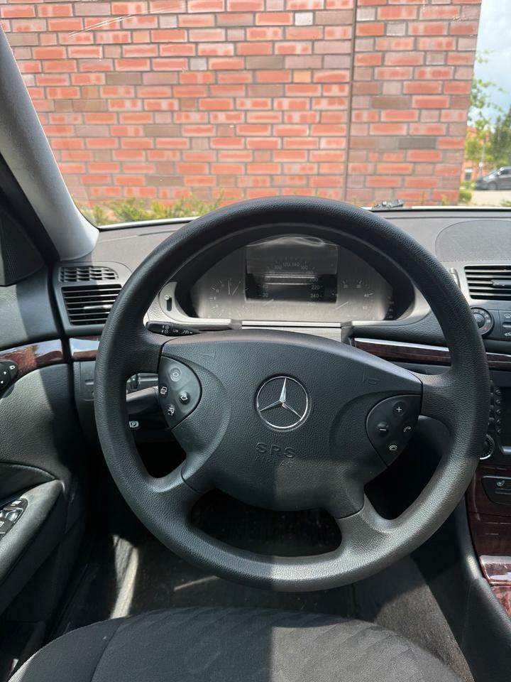 Mercedes Benz E 220 2005 — photo 11
