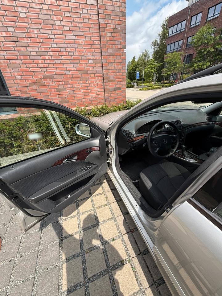 Mercedes Benz E 220 2005 — photo 13
