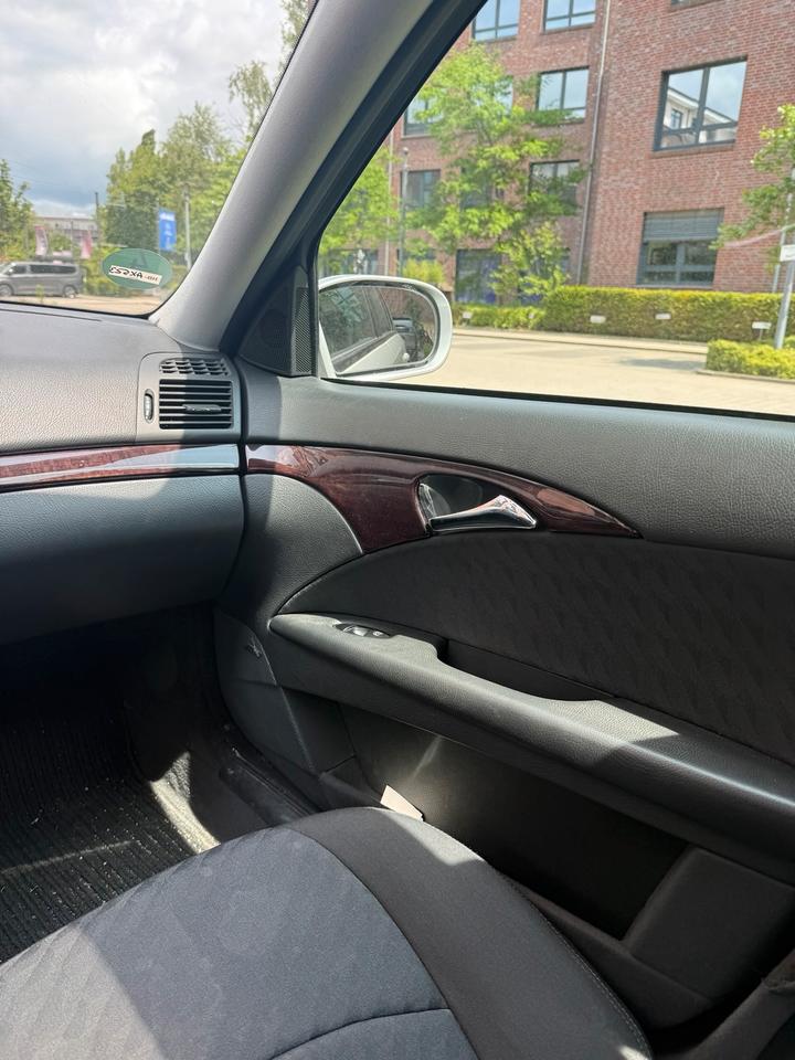 Mercedes Benz E 220 2005 — photo 16