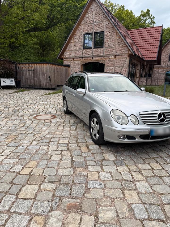 Mercedes Benz E 220 2005 — rear view