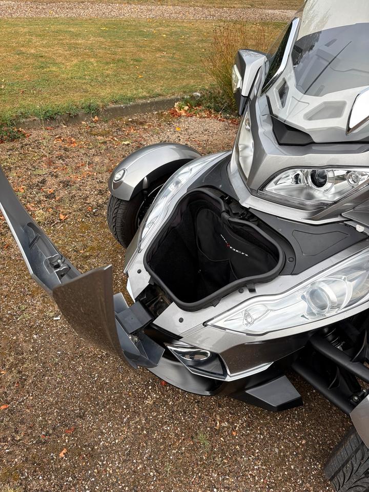 Weitere Motorräder Can-Am Spyder RT-S 2013 — rear view