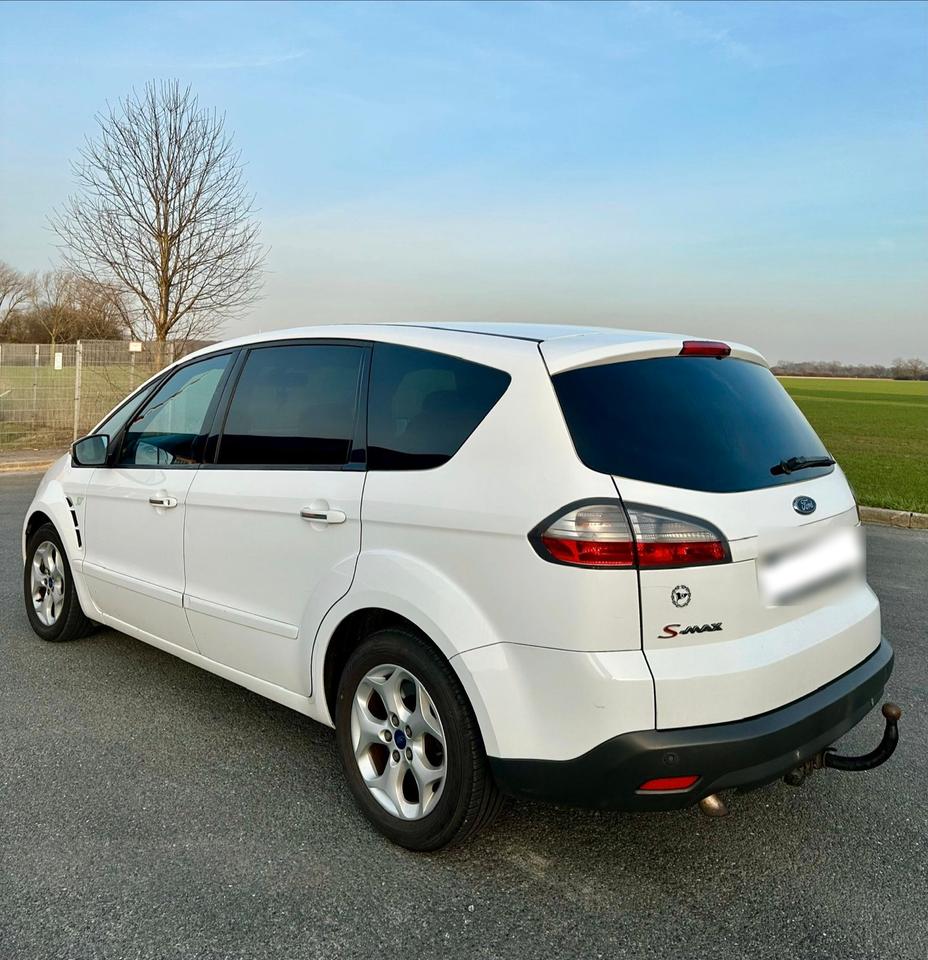 Ford C-Max 2008 — rear view