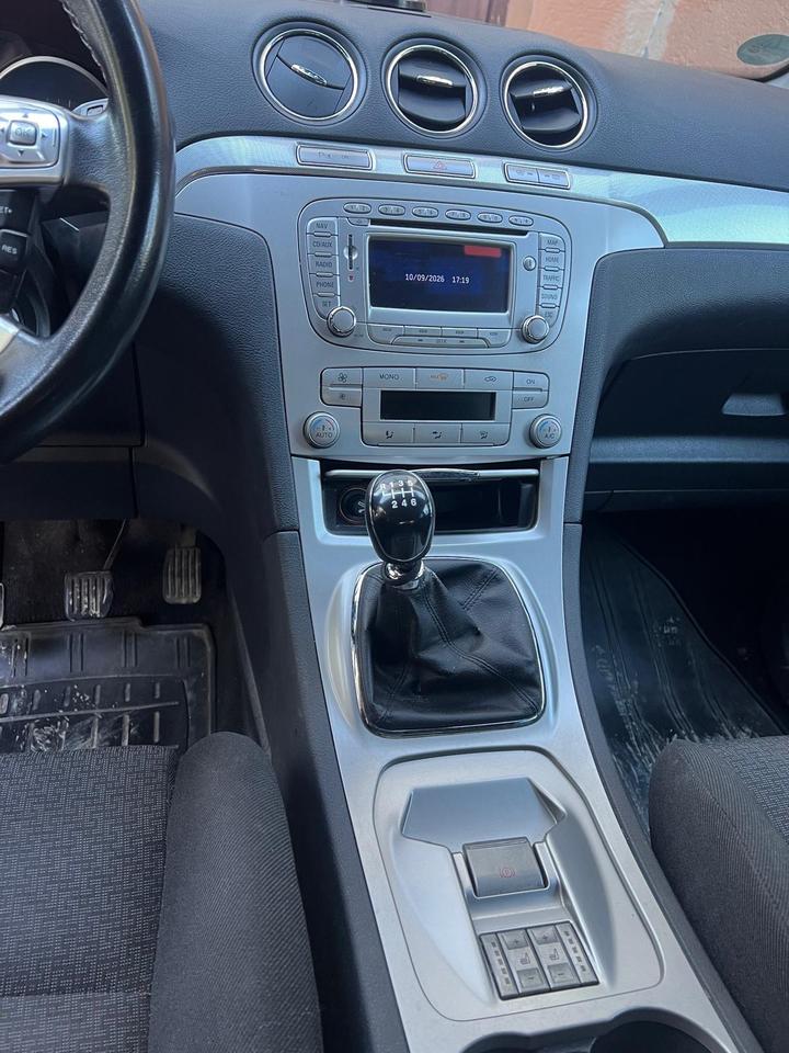 Ford S-Max 2010 — interior