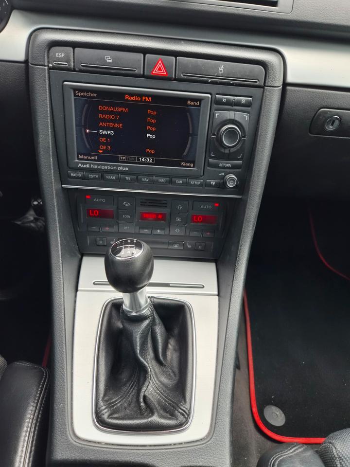 Audi A4 2004 — photo 18