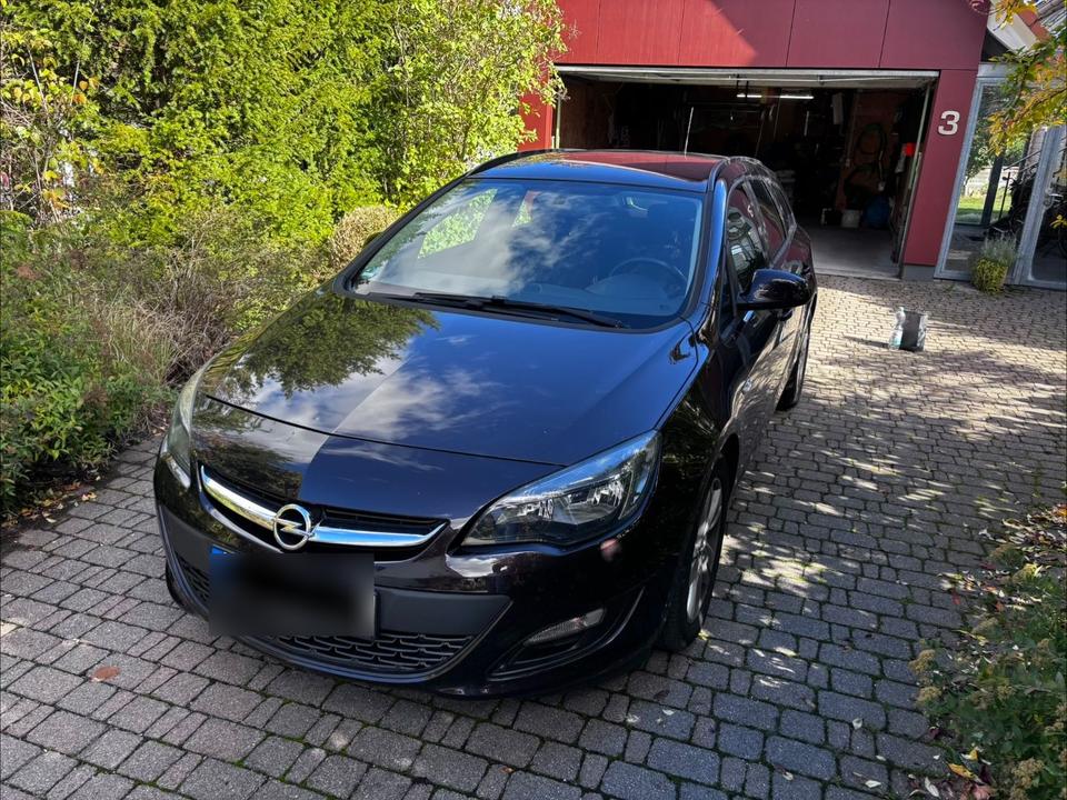 Opel Astra 2012 — rear view