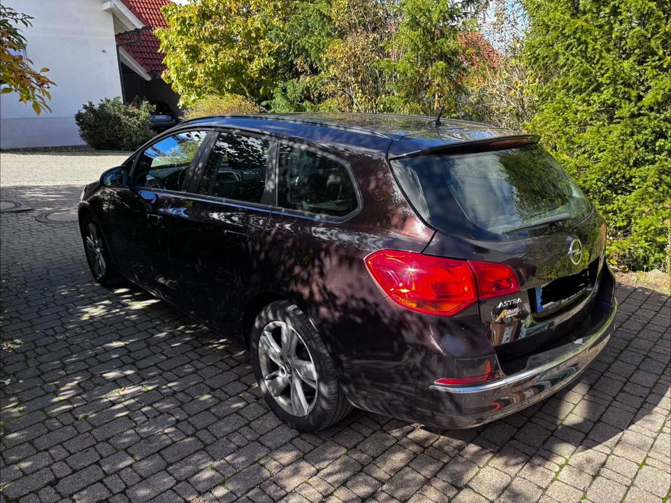 Opel Astra 2012 — interior