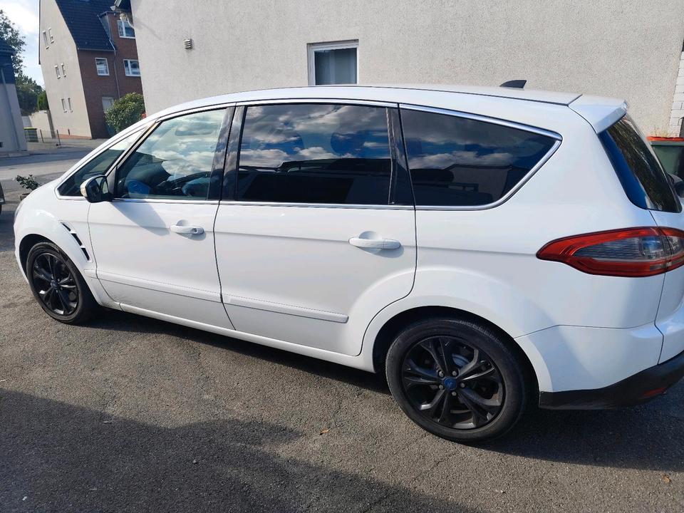 Ford C-Max 2013 — rear view