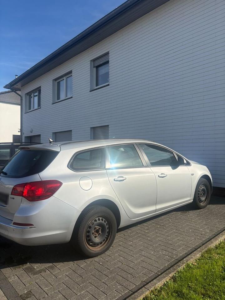 Opel Astra 2013 — interior