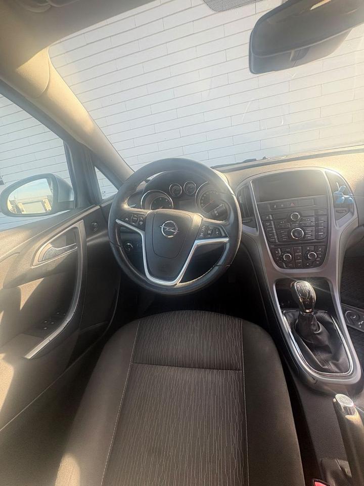 Opel Astra 2013 — photo 6