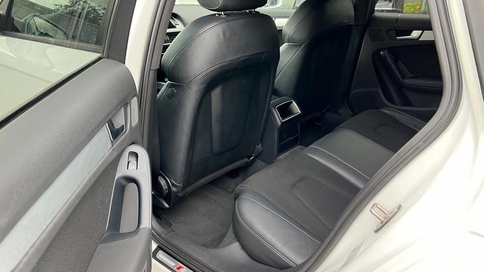 Audi A4 2010 — photo 10