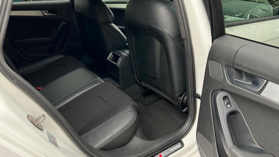 Audi A4 2010 — photo 11