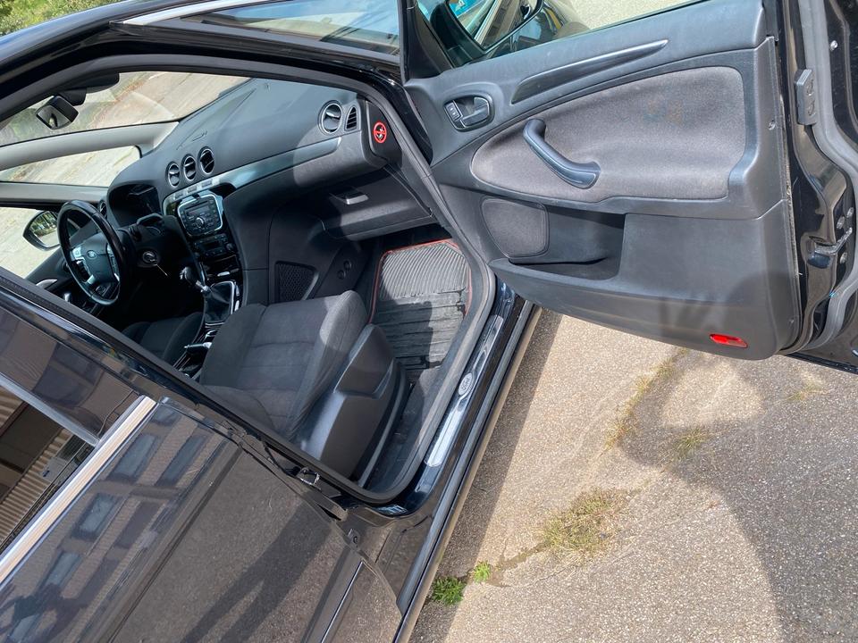 Ford S-Max 2011 — photo 16