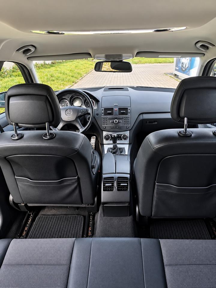 Mercedes Benz C 200 2011 — interior