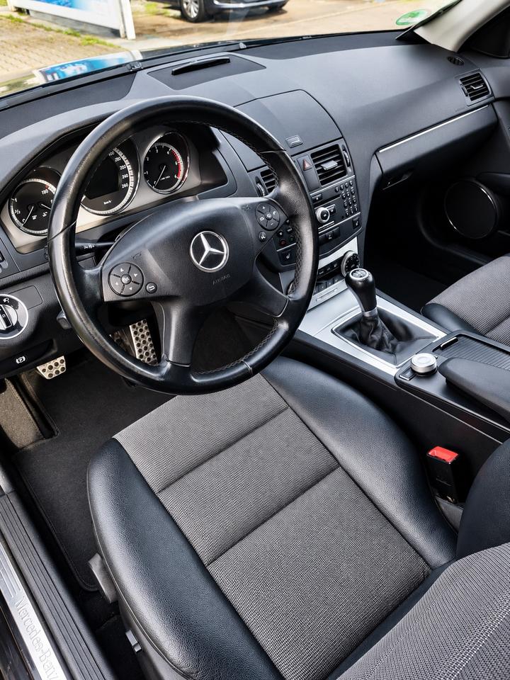 Mercedes Benz C 200 2011 — engine