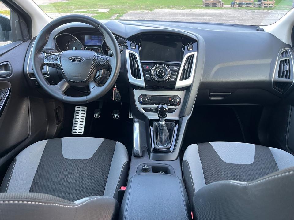 Ford Focus 2012 — photo 14