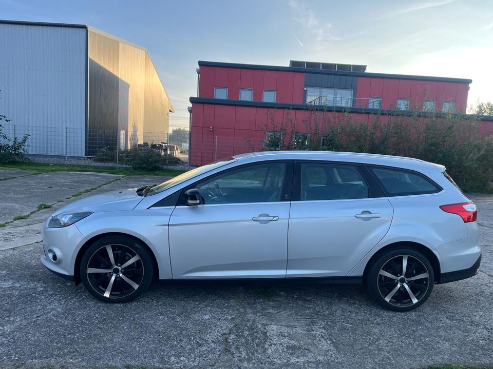 Ford Focus 2012 — rear view