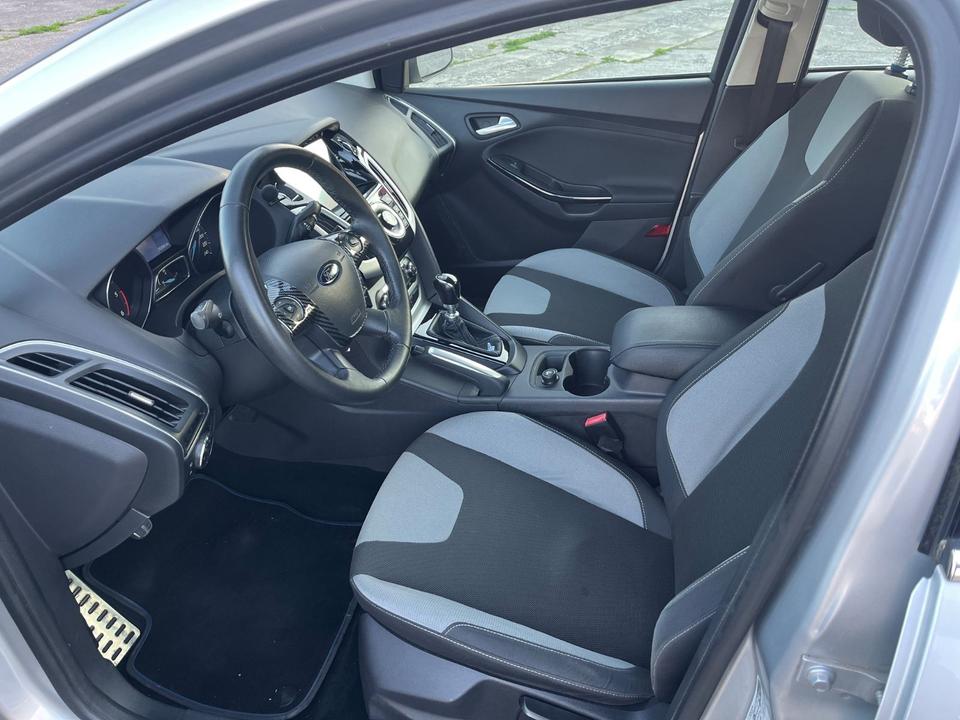 Ford Focus 2012 — photo 9
