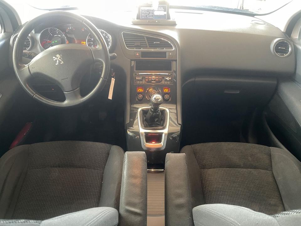 Peugeot 5008 2015 — салон