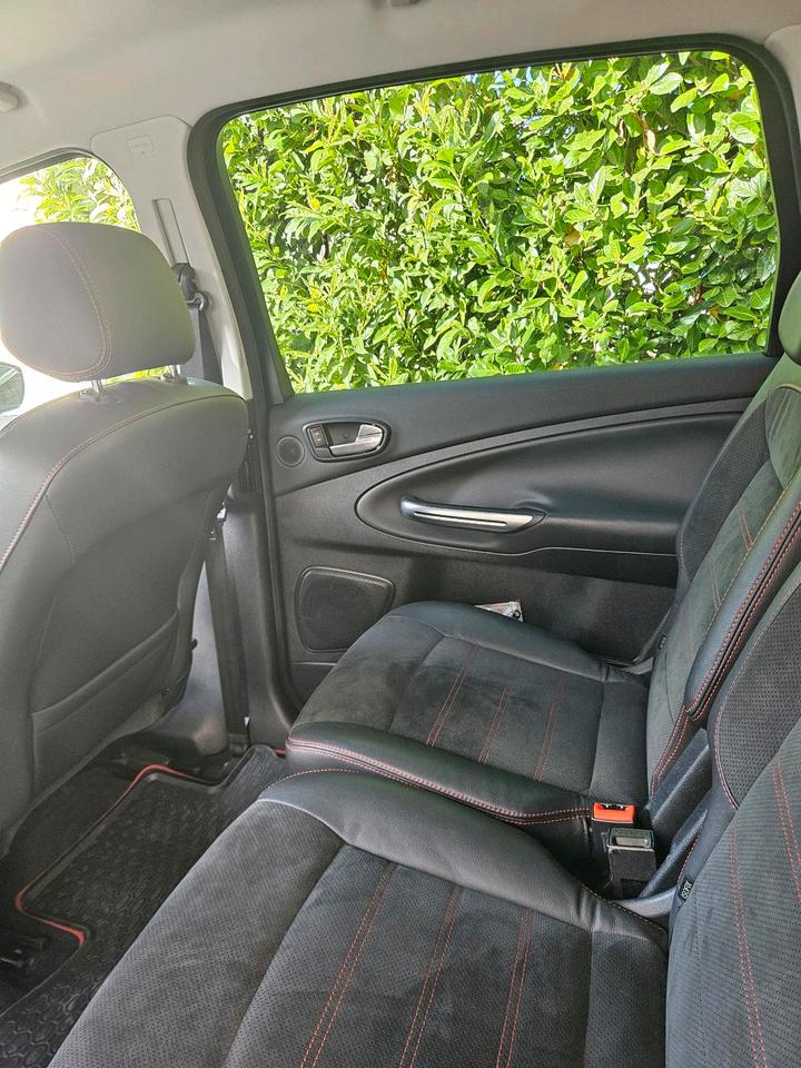 Ford S-Max 2011 — photo 11
