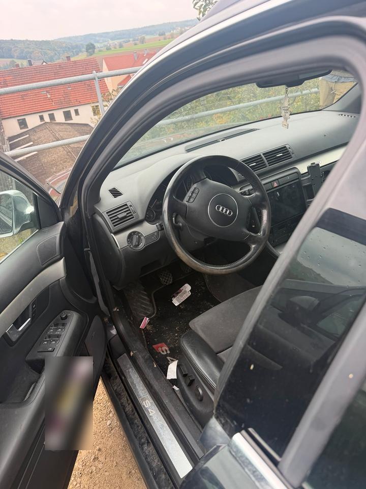 Audi A4 2004 — салон