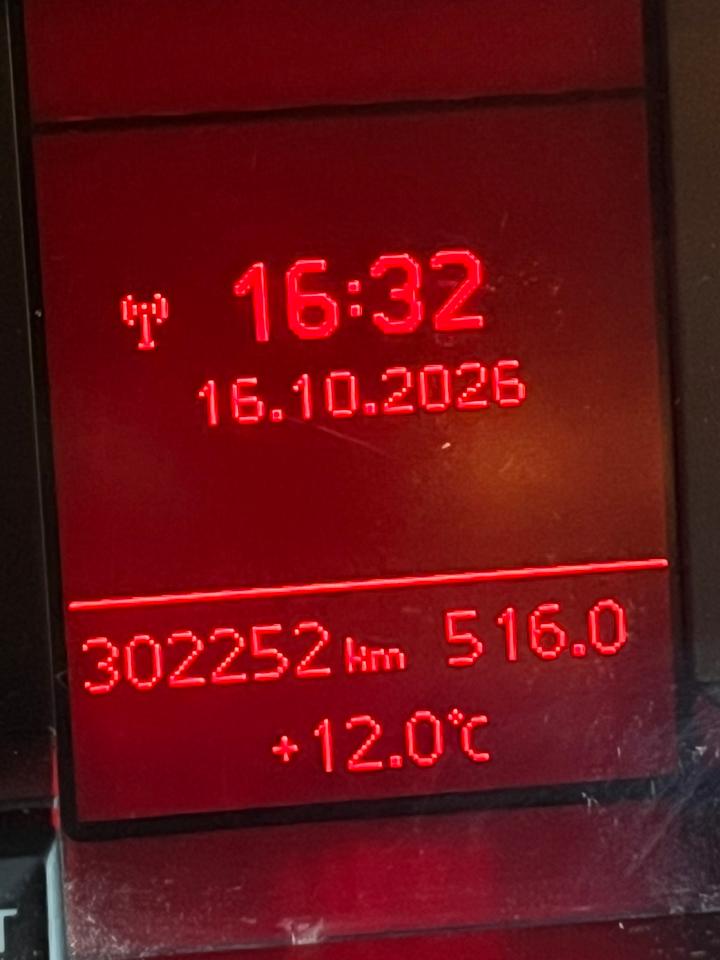 Audi A4 2009 — engine