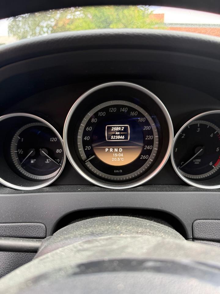 Mercedes Benz C 200 2011 — interior