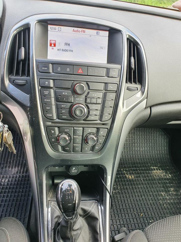 Opel Astra 2013 — interior