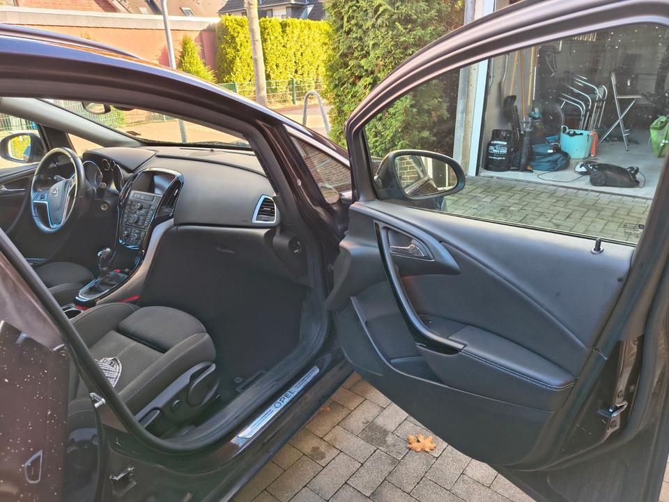 Opel Astra 2015 — rear view