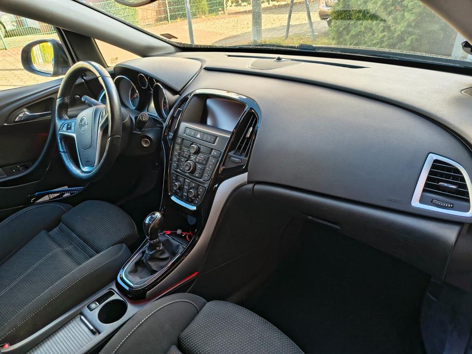 Opel Astra 2015 — interior